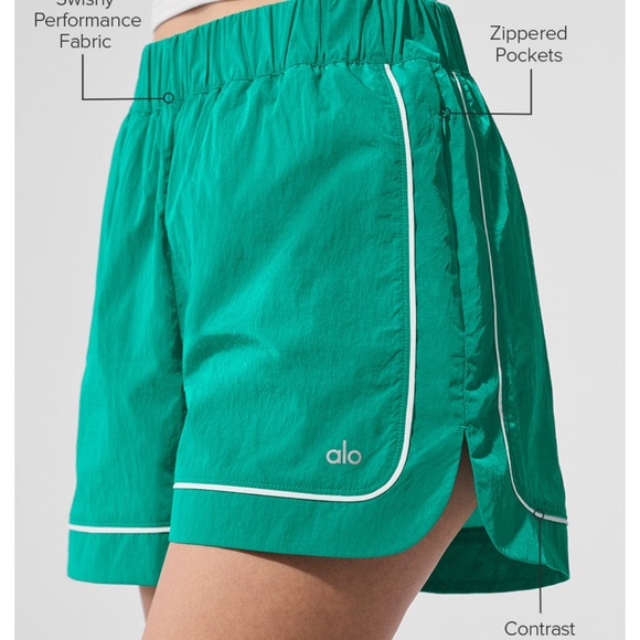 ALO Yoga Pants - ALO Yoga Motivate Track Short Green/White